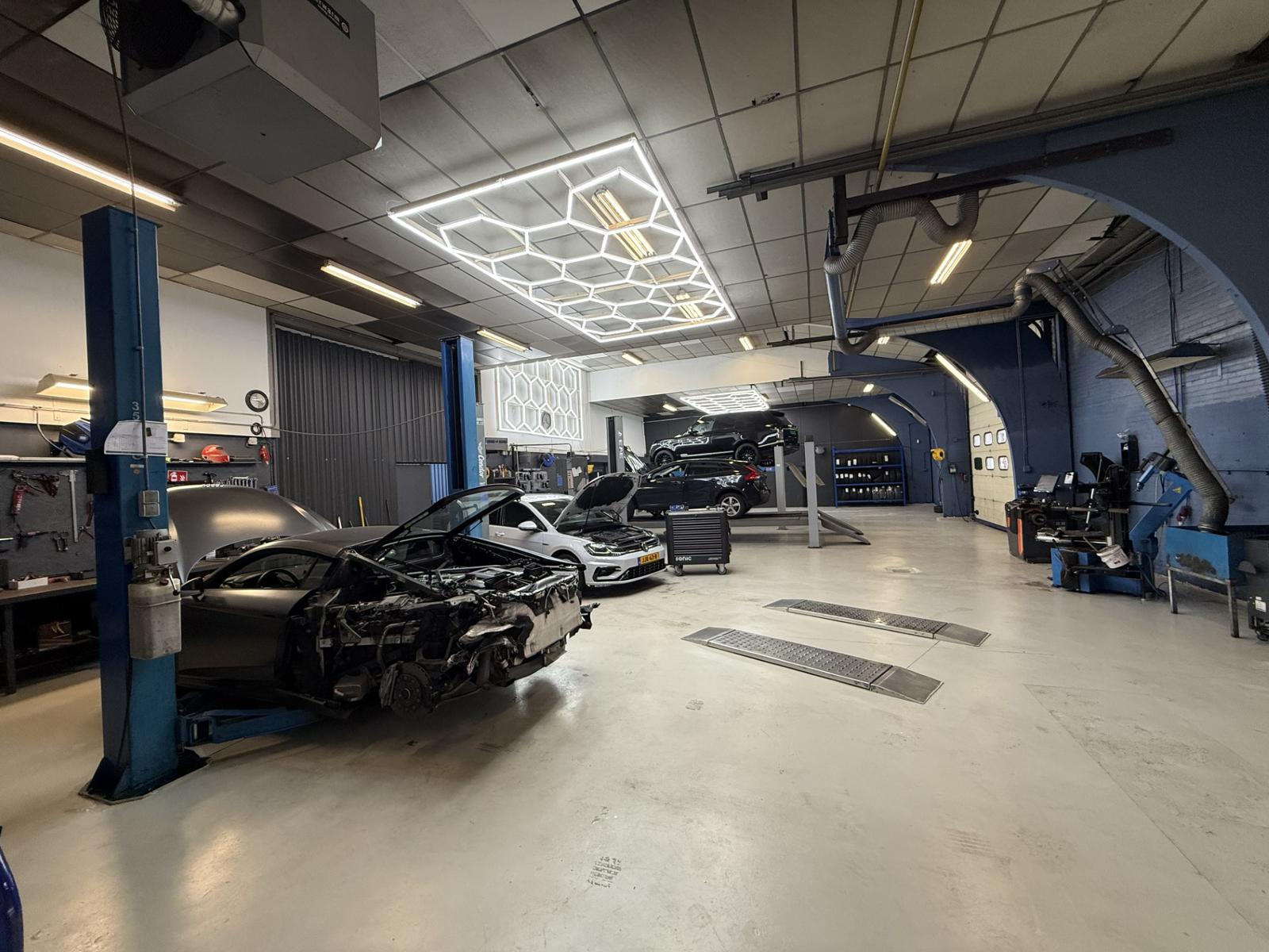 Luxe auto in moderne garage werkplaats van Comfort Fit Zevenaar